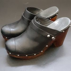 UGG 3208 Womens Wedge Shoes Size 9